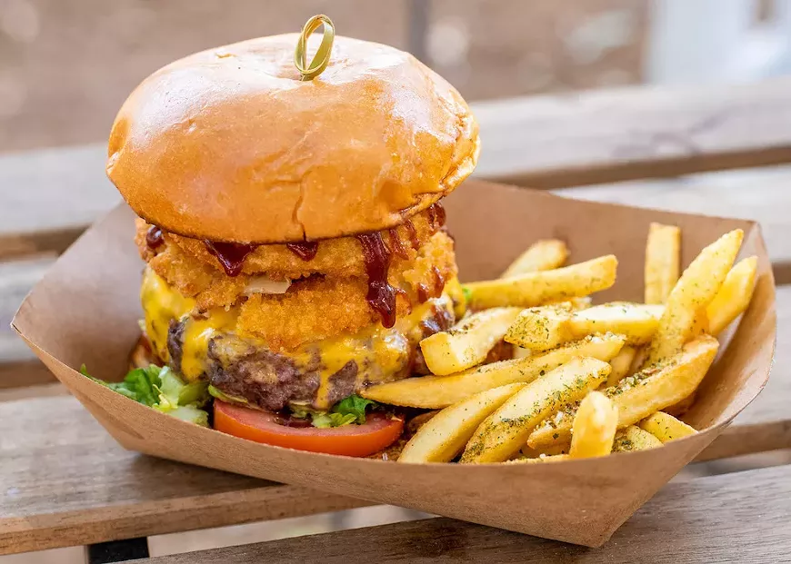 dbh_burgerlicious_101120_03.webp