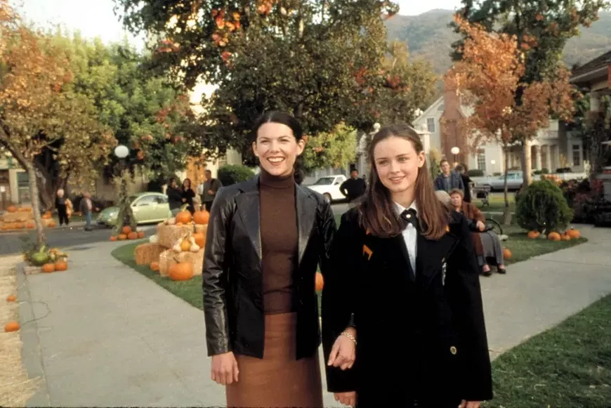 5._gilmore_girls_courtesy_of_warner_bros_and_everett_collection.webp