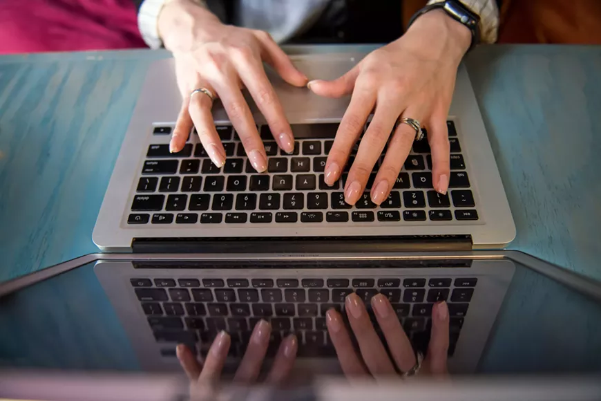 31._hands_on_computer_basics_email_photo_by_melanie_deziel_via_unsplash.webp
