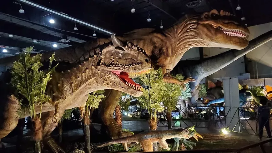 comm-jurassicquest-photoby-osseus-cc-by-2.0-min.webp
