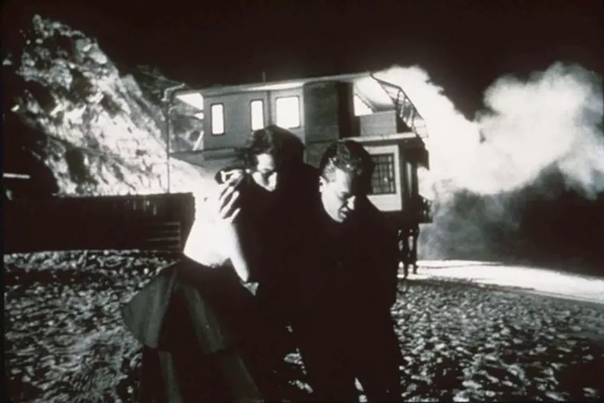 31._kiss_me_deadly_film_still.webp