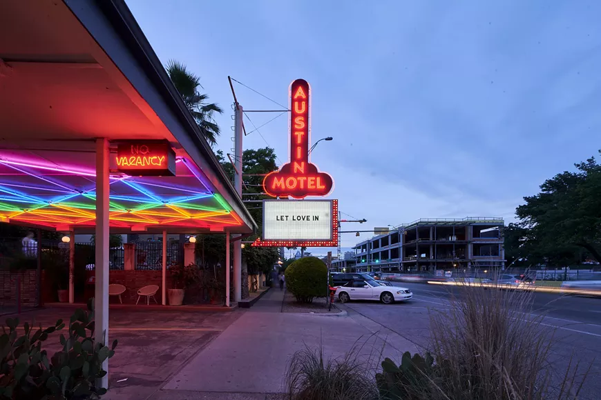 austin-motel---exterior-1-sign-x-neon---nick-simonite.webp